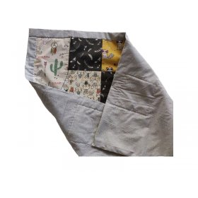 Arrullo con estampado de mapaches ideal para llevar al bebé