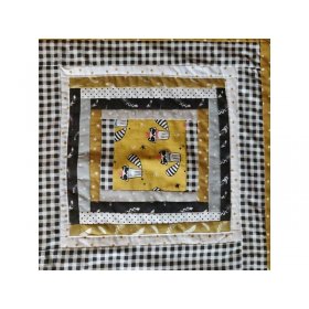 Detalles arrullo bebé dorado