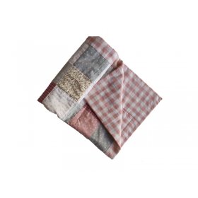 Arrullo para recién nacido con estampado pink doblado